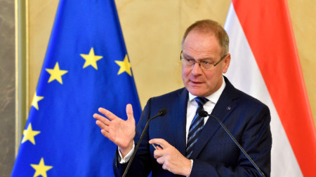 Унгарският министър на регионалното развитие и еврофондовете Тибор Наврачич даде пресконференция за предложението на ЕК за блокиране на европейските средства за Будапеща, 18 септември 2022 г.