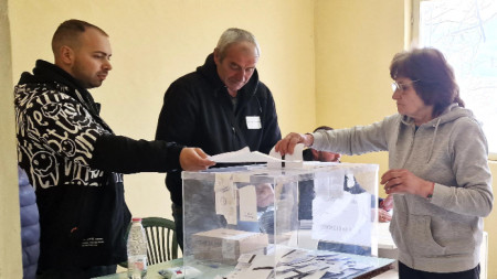 В село Струмешница избираха вчера кмет на кметство, след като на местните изборите през есента двамата кандидати, достигнали до балотаж получиха еднакъв брой гласове - по 110 гласа. 