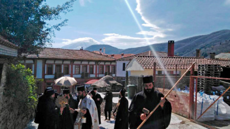 Монаси в столицата на Света гора