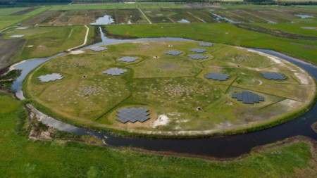 LOFAR е най-големият радиотелескоп, работещ на най-ниските честоти, които могат да се регистрират от Земята.