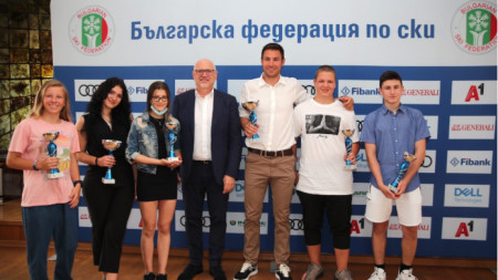 Цеко Минев с наградените сноубордисти, начело с Радослав Янков.