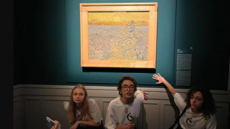 Екоактивисти заляха със супа картината на Ван Гог 