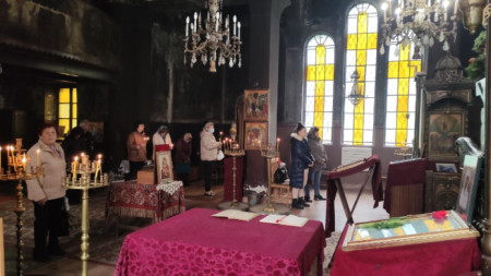 Православните храмове във Велико Търново се изпълниха с богомолци на