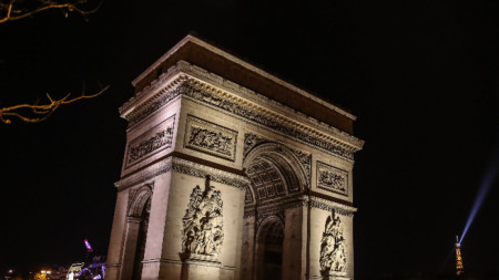 В Париж започнаха подготвителните работи по опаковането на Триумфалната арка