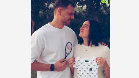 Онс Жабер чака момче през април.