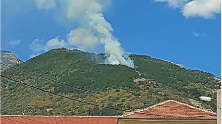 Пожар се разгоря в Балкана над Карлово  Сигналът за гъсти облаци