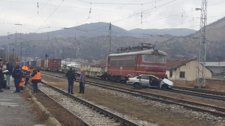 В междугарието Струмяни - Кресна на железопътен прелез с редовно задействана автоматична сигнализация с бариери, товарен влак  удря лек автомобил, който е преминавал неправомерно.