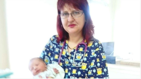 Д-р Лиляна Куздова с един от малките пациенти през 2018 г.
