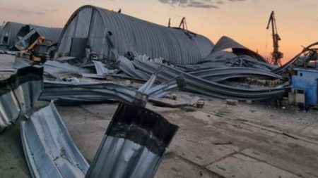 Зърнохранилище, разрушено през нощта при атака на руски дрон, в дунавско пристанище край Одеса, Украйна. 16 август 2023 г. 