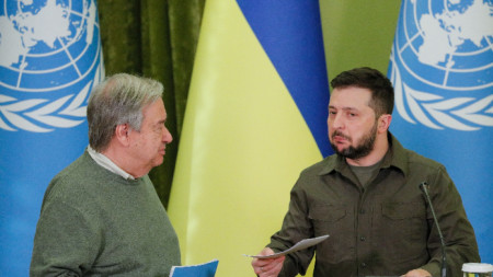 Зеленски и Гутериш (вляво) преди съвместната си пресконференция в Киев, 28 април 2022 г. 