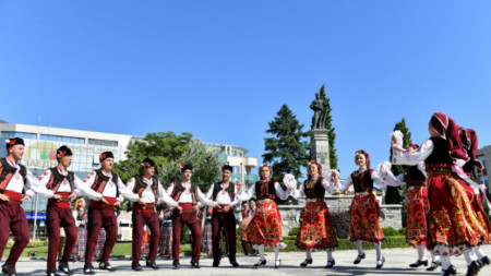 Празникът продължи с фолклорна програма в центъра на града.
