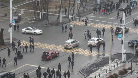 Протестиращи нахлуха в офиса на кмета в Алмати, след като казахстанският президент Касим-Жомарт Токаев обяви извънредно положение - 5 януари 2022 г.