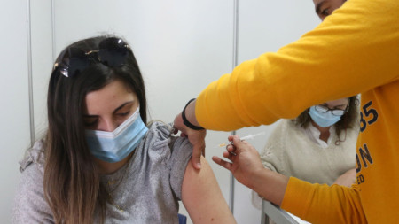 Засилва се и поставянето на бустерните дози с адаптираните ваксини срещу коронавируса