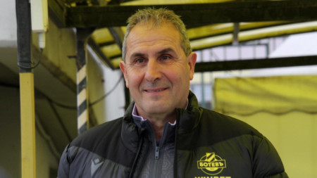 Херо ще дебютира начело на 