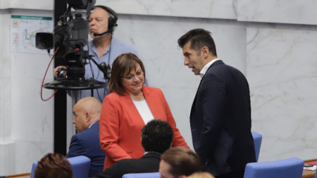 Корнелия Нинова и Кирил Петков в пленарната зала на НС - 27 септември 2023 г.