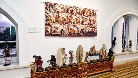 Изложбата „Синтез“ – индонезийски и български текстил, артефакти и бижута, гостува в Регионалния исторически музей до 30 август.