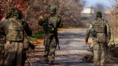 Украински войници на позиция в Херсонска област