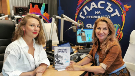 В Радио София Лили Георгиева (вляво) донесе книгата си направо от печатницата