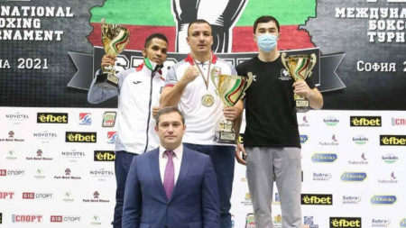 Радослав Панталеев (в средата) получи купата си от президента на БФБокс Красимир Инински.