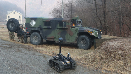 Учение с робот за обезвреждане на бомби на американската армия.
