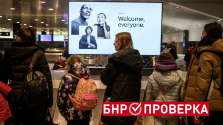 Украински бежанци чакат куфарите си на летището в Цюрих, 22 март 2022 г.