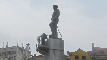 Паметникът, който се издига на площад „Свобода“ в Плевен, ще бъде официално открит в събота, 16 ноември.