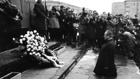 Вили Бранд, коленичил във Варшава на 07.12.1970 г.