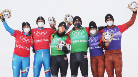 Линдзи Джакобелис и Ник Баумгартнер (в средата) станаха първите олимпийски шампиони в смесеното отборно състезание по сноуборд крос 