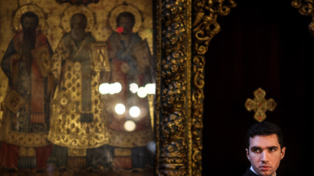 Гръцки православен свещеник на службата за Богоявление в църквата 