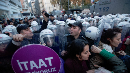 Полицията препречи пътя наедна от демонстрациите в Истанбул срещу насилието над жени.