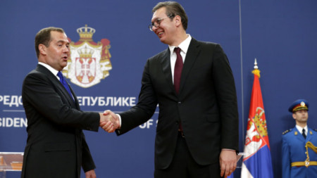 Руския премиер Димитрий Медведев със сръбския президент Александър Вучич 