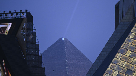 Хеопсовата пирамида в Гиза се вижда между Големия египетски музей, 1 ноември 2025 г. 