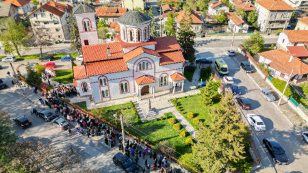 Частица от мощите на св. Георги в село Горни Лозе - в храм 