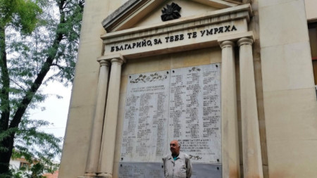 Подп. Иван Джунов пред мемориала на загиналите врачани във войните на стена на Военния клуб във Враца