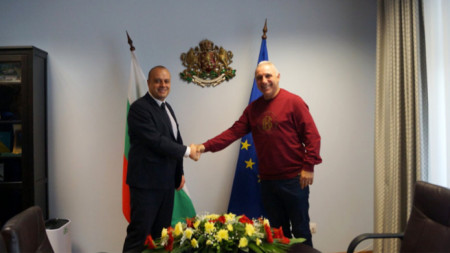 Legjenda e futbollit bullgar Hristo Stoiçkov (djathtas) me Ministrin e Turizmit Hristo Prodanov