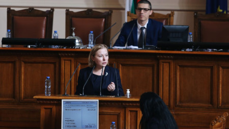 Министърът на правосъдието Надежда Йорданова говори от трибуната на Народното събрание, 17 февруари 2022 г.