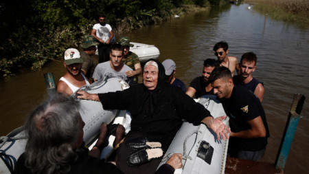 Спасителен екип извежда жена от наводнен район близо до Коскина в Кардица, Гърция, 9 септември 2023 г. 