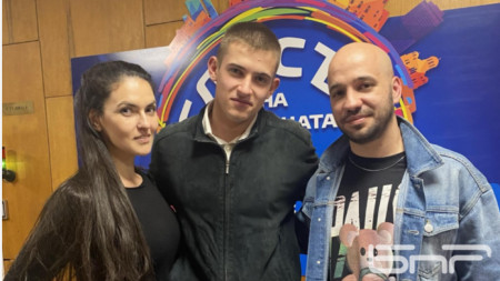 Никола Бобоков (в средата) с Деси и Крис