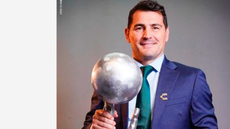 Икер Касияс с наградата си.