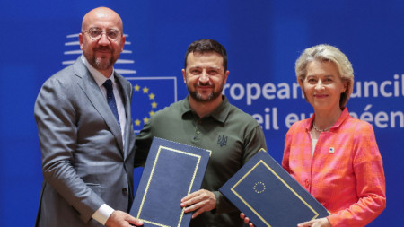 Отдясно наляво -председателката на ЕК Урсула фон дер Лайен, президентът на Украйна Володимр Зеленски и председателят на ЕС Шарл Мишел - Брюксел, 27 юни 2024