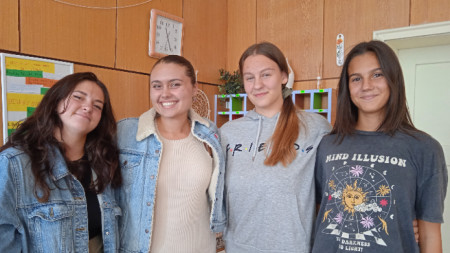 Ангелина Гаспаров (втората вляво) заедно с ученичките си в Езиковата гимназия във Видин.