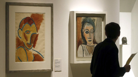 Посетител разглежда картини на Пикасо, изложени в Националния музей на Каталуния в Барселона.