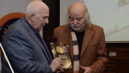 Боян Радев получава наградата от Цено Ценов.