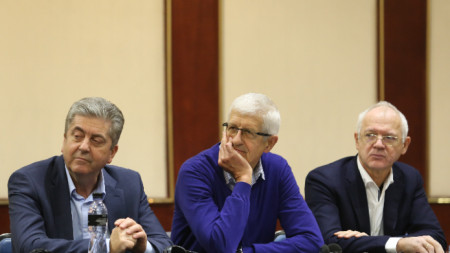 Георги Първанов (вляво) но време на конференцията заедно с бившия депутат от БСП и министър на икономиката и енергетиката в правителството на Сергей Станишев (2005- 2009) и председателя на КРИБ Васил Велев