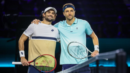 Първите братовчеди Вашеро (вляво) и Риндеркнеш преди мача.