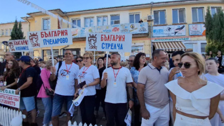 Фестивалът беше открит по традиция с шествие на участниците