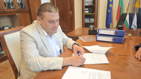 Кметът на Плевен д-р Валентин Христов подписа още 27 споразумения с МРРБ по важен за града проект.