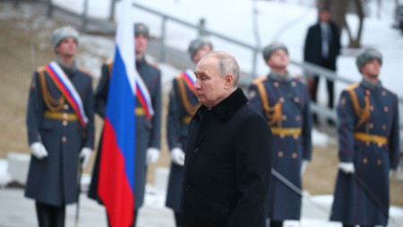Президентът на Русия Владимир Путин положи цветя на гроба на съветския маршал Василий Чуйков в мемориалния комплекс Мамаев курган, като част от възпоменателните събития по случай 80-годишнината от битката при Сталинград през ВСВ, 2 февруари 2023 г. 