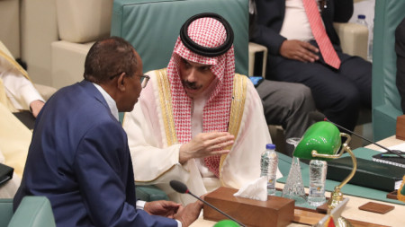 Външният министър на Саудитска Арабия принц Фейсал бин Фархан Ал-Сауд и директорът на отдела за съседните страни в суданското МВнР посланик Абдул-Азиз Хасан Салех разговарят на извънредната среща на външните министри на Арабската лига в Кайро, Египет, 7 май 2023 г. 