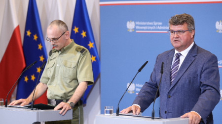 Зам.-министърът на вътрешните работи на Полша Мачей Васик (вдясно) и главнокомандващият полската гранична охрана, генерал-майор Томаш Прага (вляво), на пресконференция във вътрешното министерство във Варшава, 7 август 2023 г.